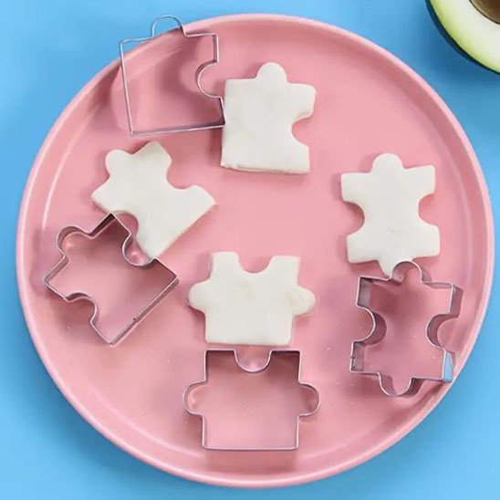 Emporte piece puzzle découpant pâte sur assiette