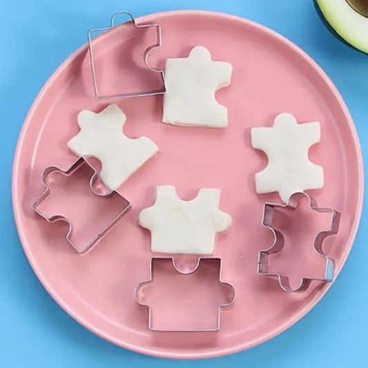 Emporte piece puzzle découpant pâte sur assiette