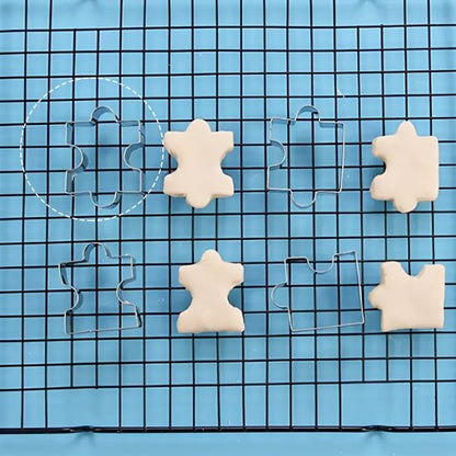 Emporte piece puzzle sur grille avec pâte découpée