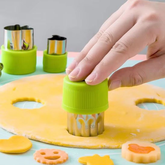 Emporte pièce vert utilisé sur pâte jaune avec divers motifs