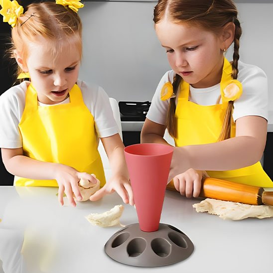 Enfants utilisant une poche à douille pour modeler la pâte