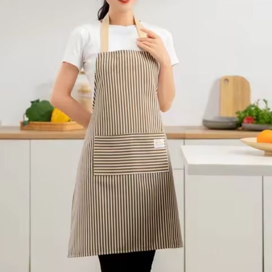 Femme souriante avec Tablier de cuisine debout dans une cuisine moderne