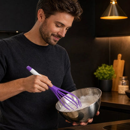 Fouet Cuisine violet avec préparation mousseuse