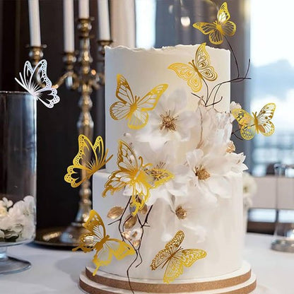 gâteau élégant décoré par un deco gateau de papillons dorés et blancs entouré de fleurs blanches dans un décor raffiné