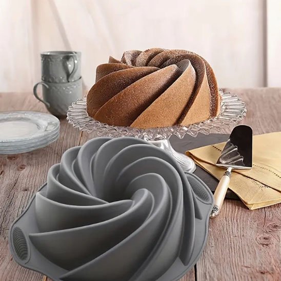 Moule à gateau en silicone gris avec gâteau à décorer