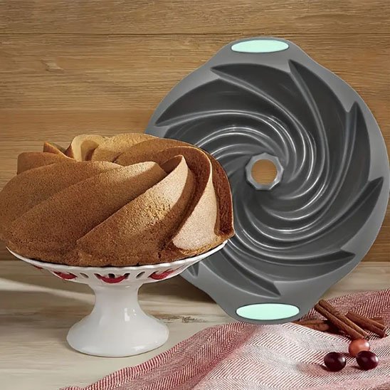 Moule à gateau en silicone gris avec gâteau cuit 