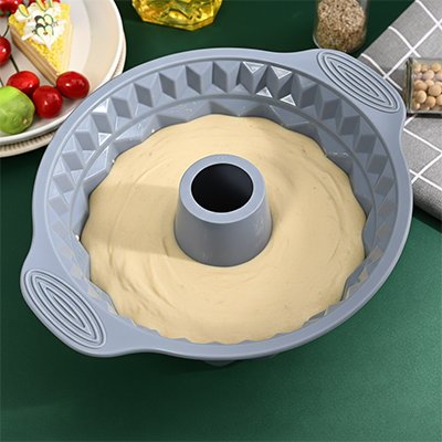 Moule à kouglof gris rempli de pâte