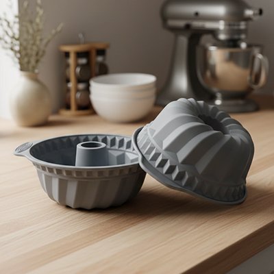 Moule à kouglof gris sur plan de travail