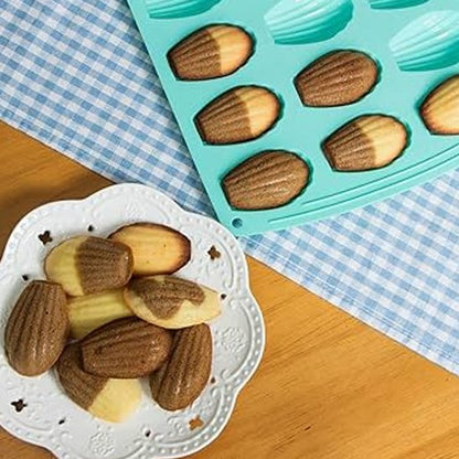 Moule à madeleine avec madeleines marbrées chocolat vanille