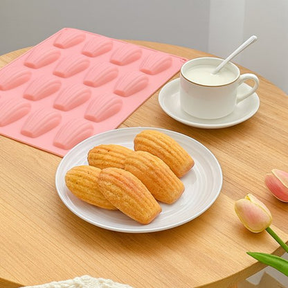 Moule à madeleine avec madeleines servies et lait