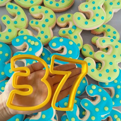 Moule number cake chiffres 3 et 7 pour biscuits