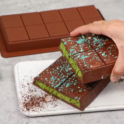 Moule silicone avec chocolat et pistaches prêt à couper