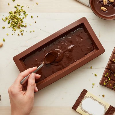 Moule silicone avec chocolat fondu et spatule