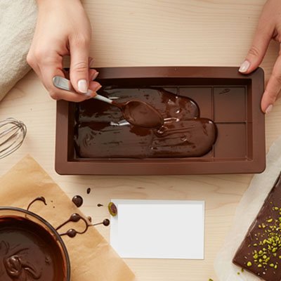 Moule silicone avec chocolat, pistaches et préparation