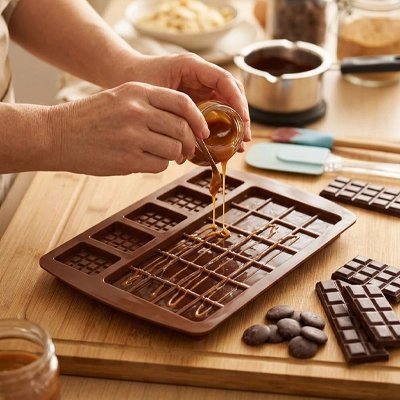 Moule tablette chocolat avec chocolat fondu et décorations