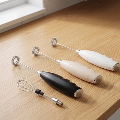 Mousseur à lait électrique avec fouets interchangeables