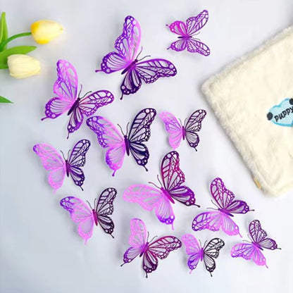 papillons deco gateau en rose et violet disposés sur une surface blanche avec quelques fleurs jaunes en arrière-plan