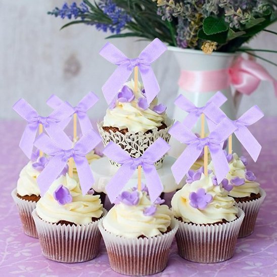 plateau de cupcakes avec decoration gateau anniversaire de rubans lavande et une vase de fleurs créant un thème doux et pastel