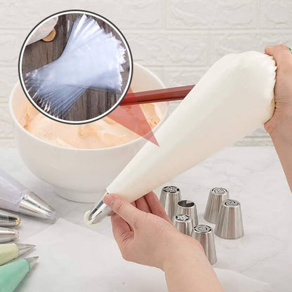 Poche à douille remplie de crème pour décorer un gâteau