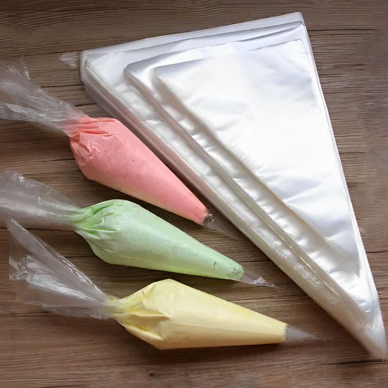 Poche à douille remplie de crèmes colorées prête à décorer