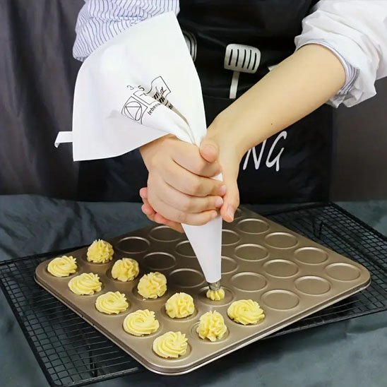 Poche à douille utilisée pour décorer des biscuits sur une plaque