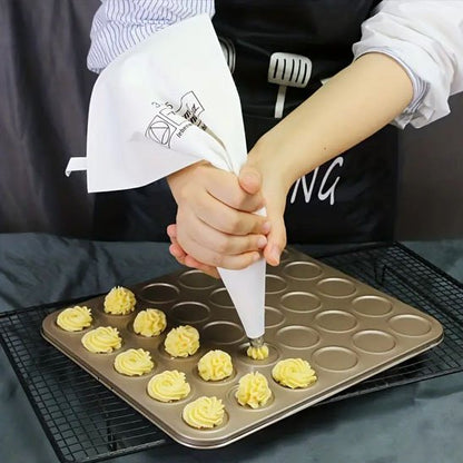 Poche à douille utilisée pour décorer des biscuits sur une plaque