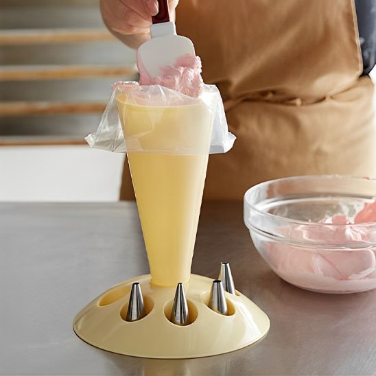 Remplissage d'une poche à douille avec crème