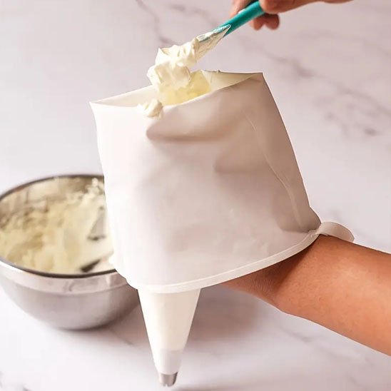 Remplissage d'une poche à douille avec de la crème