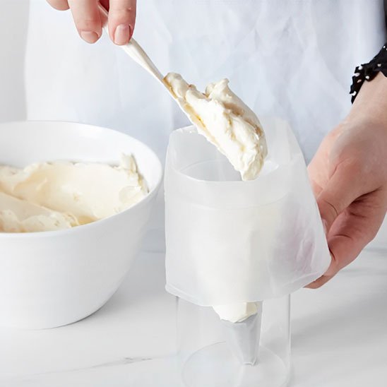 Remplissage d'une poche à douille avec de la crème