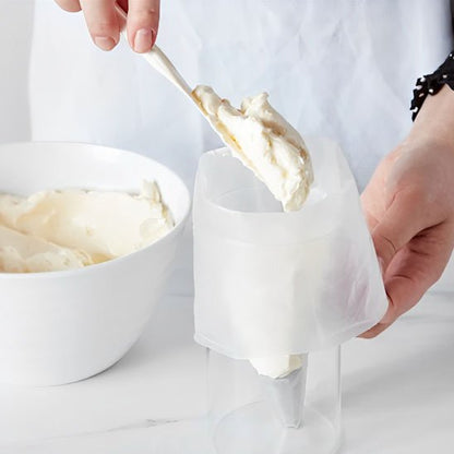 Remplissage d'une poche à douille avec de la crème