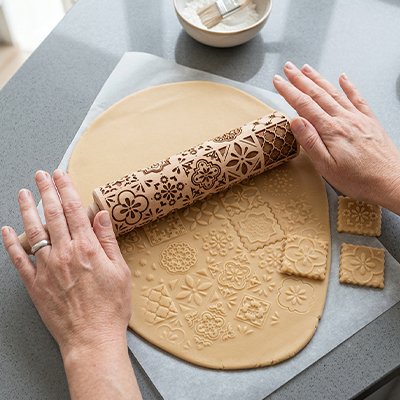 Rouleau patisserie en bois avec motifs floraux