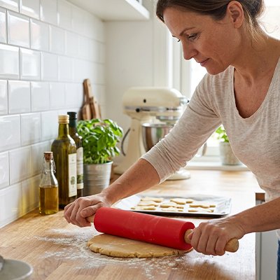 Rouleau patisserie rouge pour étaler pâte à biscuits