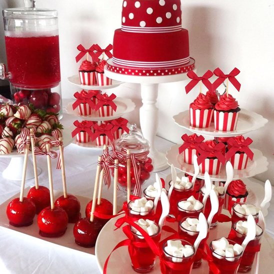 table de desserts vibrante avec des cupcakes, des pommes en caramel et des bonbons tous ornés de rubans assortis de decoration gateau anniversaire