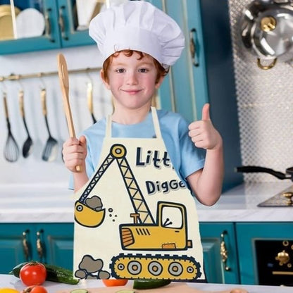 Tablier de cuisine enfant avec pelleteuse, souriant dans la cuisine