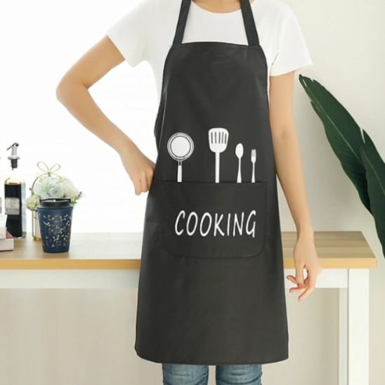 tablier de cuisine noir avec accessoires et inscription COOKING