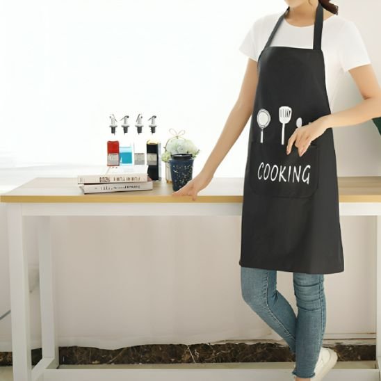 tablier de cuisine noir avec ustensiles et inscription COOKING