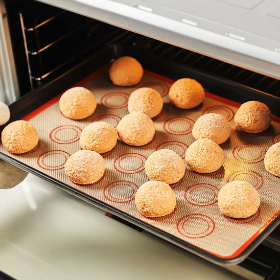 Tapis de cuisson antiadhésif avec pâtisseries au four