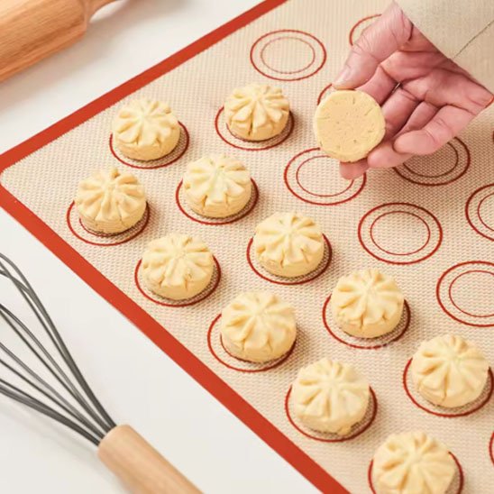 Tapis de cuisson silicone avec biscuits faits maison