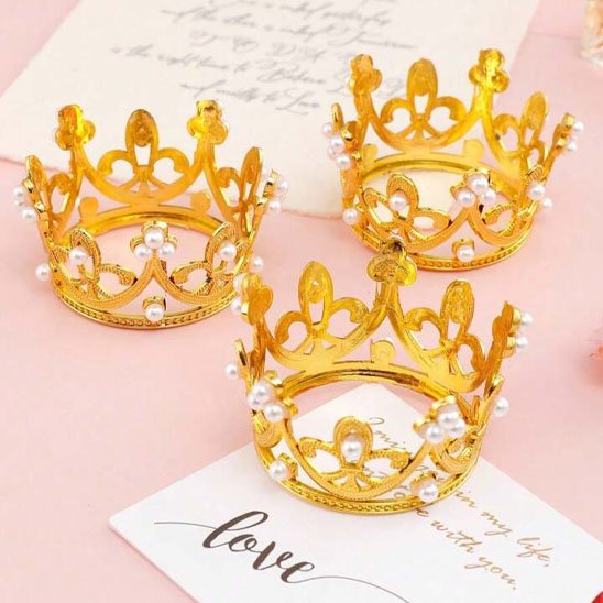  Trois couronnes decoration gateau dorées sur une carte de vœux