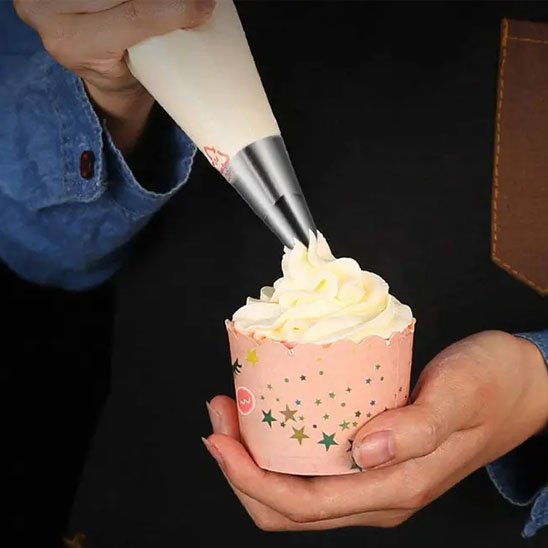 Utilisation de la douille patisserie pour décorer un cupcake