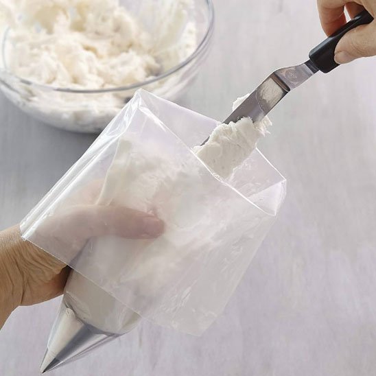 Utilisation de la poche à douille pour décorer des gâteaux