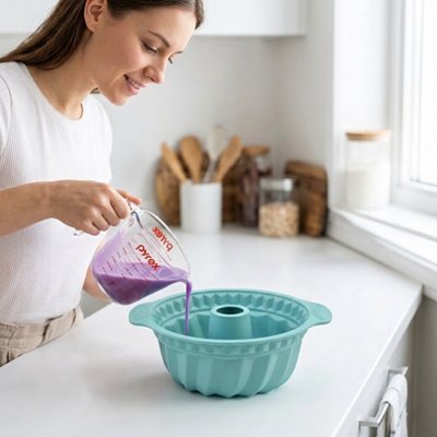 Versement de pâte colorée dans Moule à kouglof